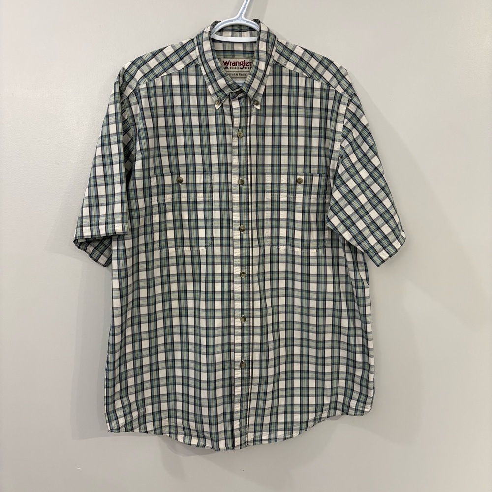 Wrangler button up shirt plaid short sleeves